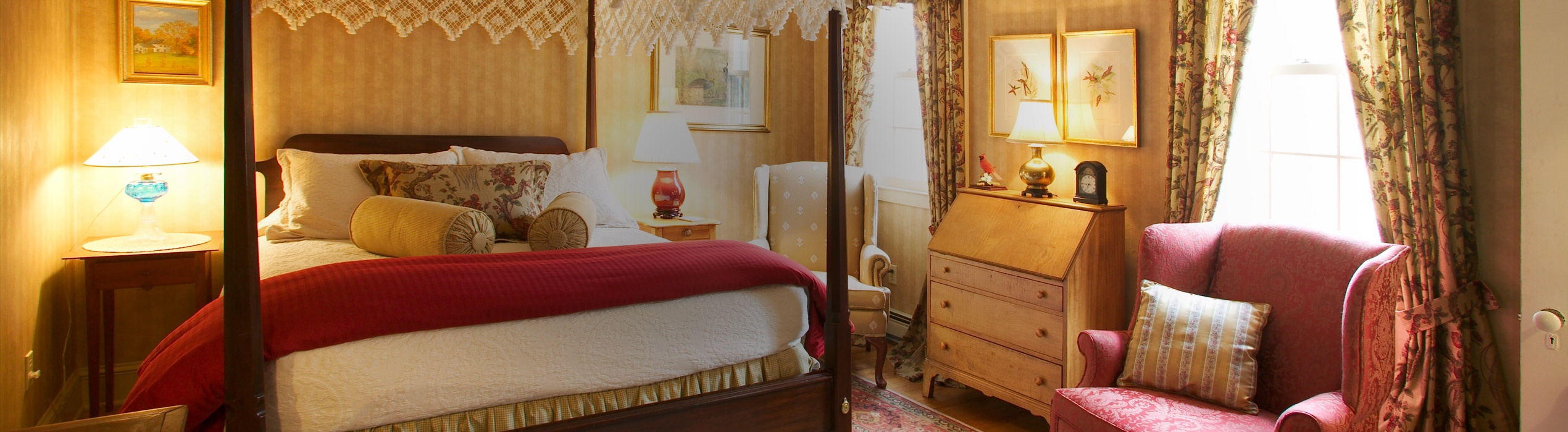 panel-inn-bb-guest-room-redbird-dark